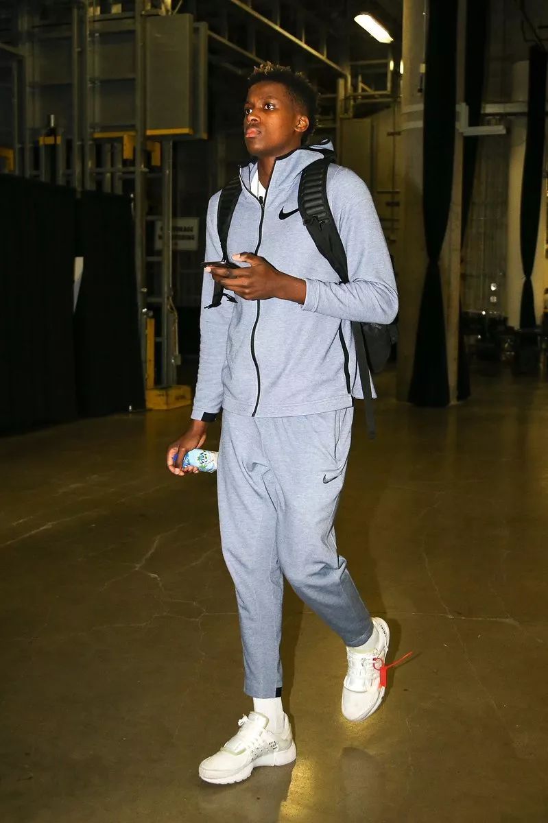 门将长传助攻惊艳全场（门将一记长传化作助攻，全场惊叹）