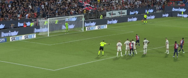 随迈阿密国际夺冠，德保罗赛后剪下主场球网留念（随国际迈阿密加冕冠军，德保罗赛后剪下主场球网作纪念）