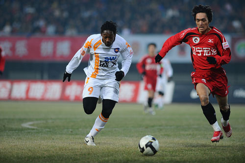 球队集体围着他庆祝太治愈（全队围着他庆祝，暖心又治愈）