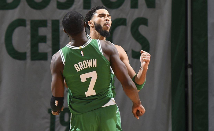 库里三分爆炸连中八球点燃全场（库里三分手感炸裂，连飙8记引爆全场）