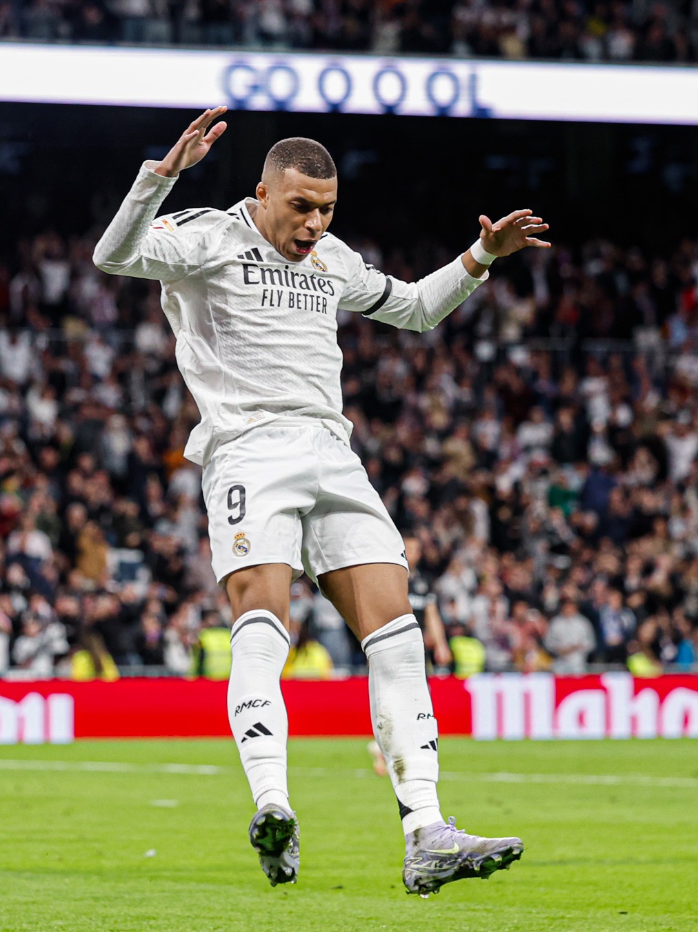 格拉斯纳谈对阵曼联：一周内第三次对三后卫阵型的球队很有趣（格拉斯纳谈战曼联：一周第三次遭遇三后卫球队，颇感有趣）