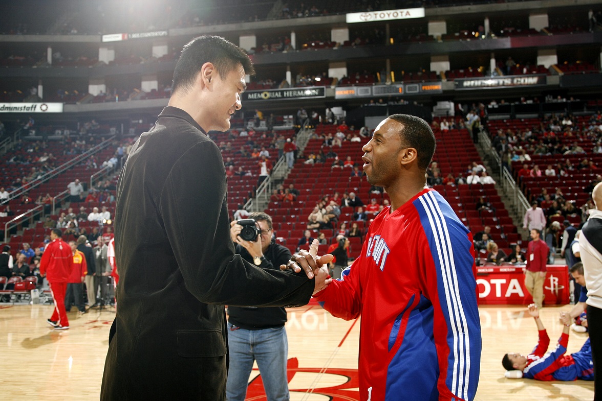 篮球勇士球星连续三场助攻上双（勇士球星三场连送两位数助攻）